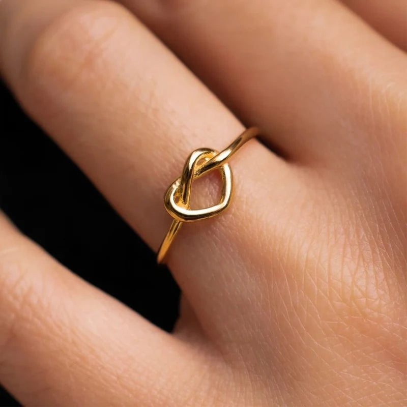 Herplace — Amora Hart Ring